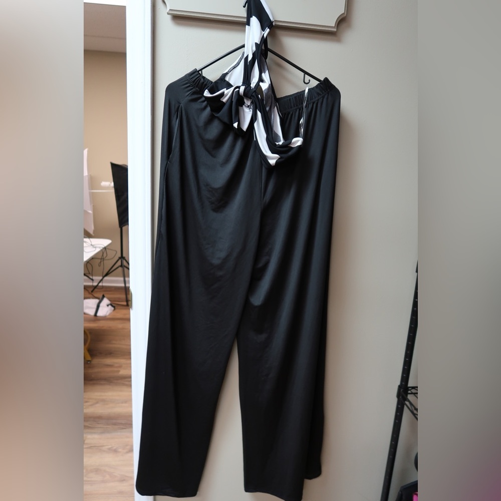 Medium black and white flower set